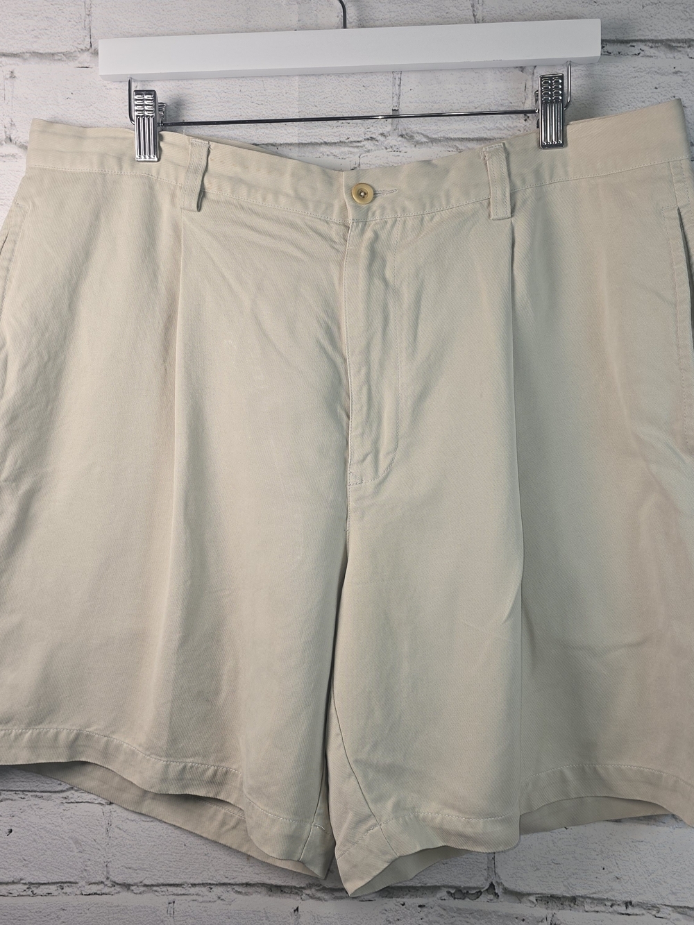 TOMMY BAHAMA KHAKI SILK PLEATED FRONT SHORTS CREAM CASUAL PREPPY MENS 38